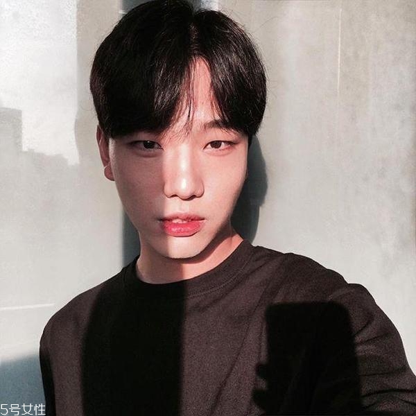 單眼皮男生適合什么發型 單眼皮男生也可以很帥