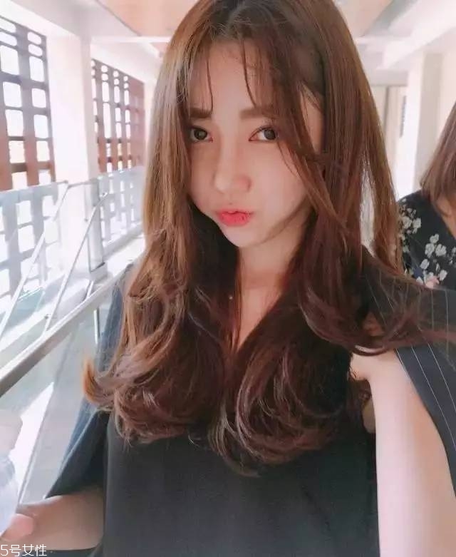蓬松微曲卷發教程 微卷發型女中長發圖片