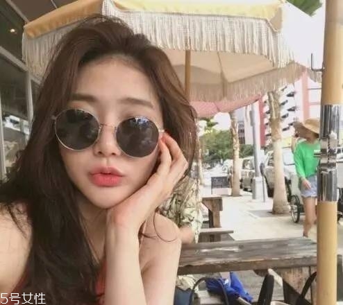 蓬松微曲卷發教程 微卷發型女中長發圖片