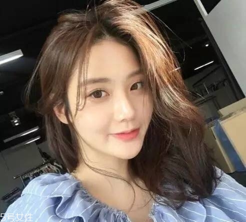 蓬松微曲卷發教程 微卷發型女中長發圖片