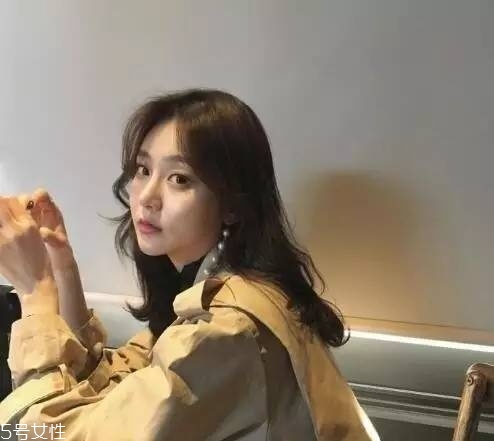蓬松微曲卷發教程 微卷發型女中長發圖片