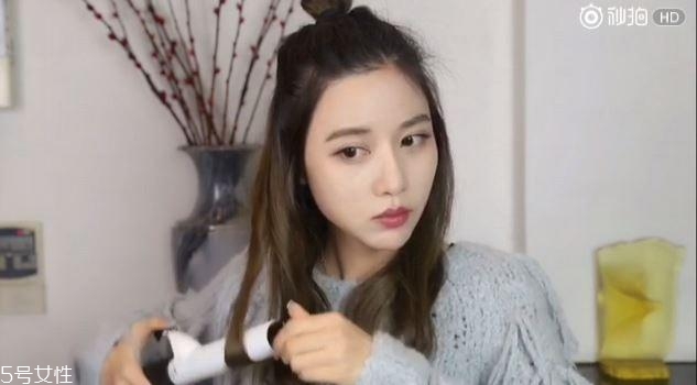 蓬松微曲卷發教程 微卷發型女中長發圖片