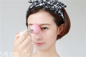 定妝粉如何挑選 定妝粉和粉餅的區別