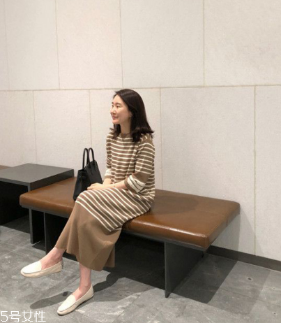 條紋連衣裙配什么鞋子？條紋連衣裙搭配鞋子圖片