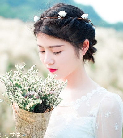 女式油頭發型怎么弄 頭發油怎么扎頭發