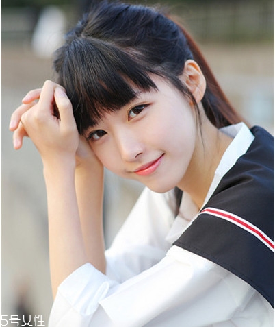 女式油頭發型怎么弄 頭發油怎么扎頭發