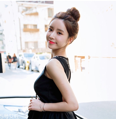 女式油頭發型怎么弄 頭發油怎么扎頭發