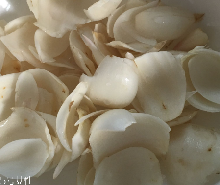 新鮮百合可以燉雞嗎？新鮮百合燉雞好吃嗎？