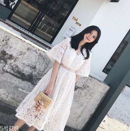 白色連衣裙怎么搭配？白色連衣裙搭配技巧