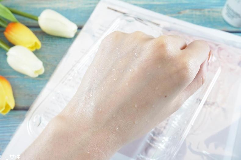 雅詩蘭黛晶透沁白防曬搖搖乳成膜快嗎？適合油痘皮嗎？