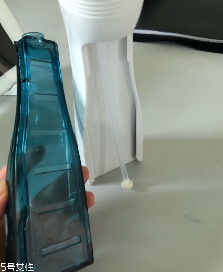 沖牙器和牙線哪個好？沖牙器和牙線的優缺點