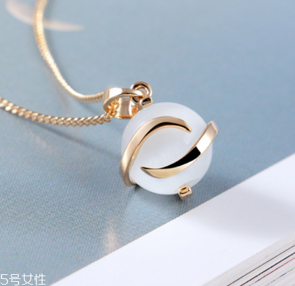 項(xiàng)鏈?zhǔn)屈S金還是鉑金好？項(xiàng)鏈買黃金還是鉑金