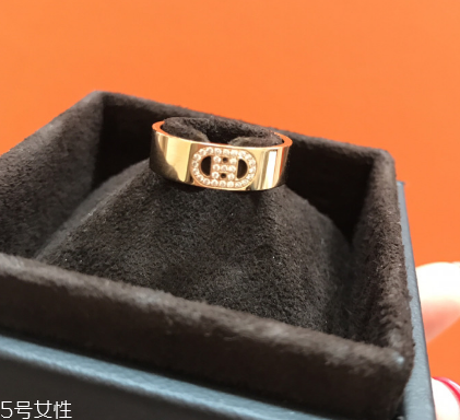 戒指為什么要戴在無名指上？戒指戴在無名指的含義