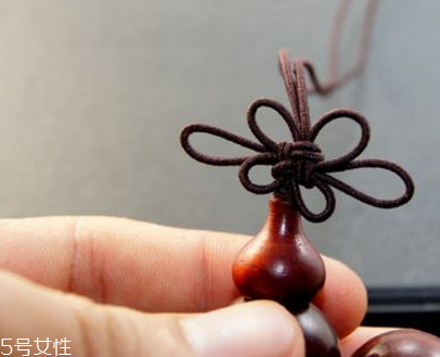 手鏈上的中國結怎么編？手鏈上的中國結編法教程