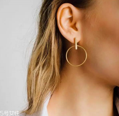 耳環可以戴著睡覺嗎？耳環能不能戴著睡覺