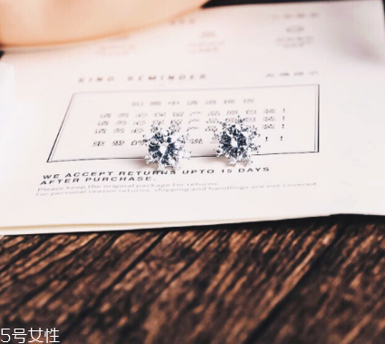耳釘對(duì)耳唇有什么危害？耳釘對(duì)耳朵有哪些害處？