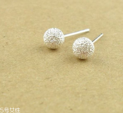 耳釘一定要打耳洞嗎？耳釘要有耳洞嗎？