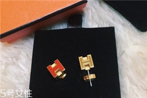 耳釘上有綠東西是什么？耳釘變綠了怎么清洗？