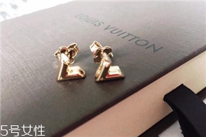 耳釘穿不過去怎么辦？耳釘卡在中間怎么處理？