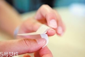 創可貼可以貼痘痘嗎？創可貼貼痘痘好嗎？
