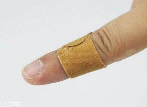 創可貼可以貼一晚上嗎？睡覺貼創可貼好嗎？