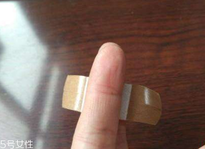創可貼可以消腫嗎？創可貼有消腫功效嗎？