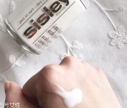 乳液可以當晚霜用嗎？乳液當晚霜用好嗎？