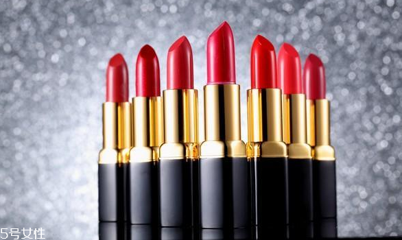 涂完口紅嘴唇內側發白怎么回事 涂口紅嘴唇內側發白原因