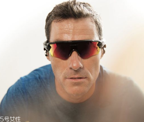 oakley眼鏡真假辨別 歐克利眼鏡怎么辨別真假？