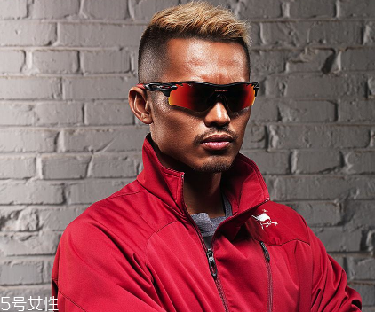 oakley眼鏡真假辨別 歐克利眼鏡怎么辨別真假？