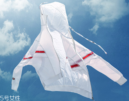 防曬衣里面穿什么？防曬衣里面怎么搭配？
