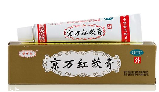 京萬紅軟膏的用途 京萬紅軟膏治什么?。?></p><h3>燙傷小知識</h3><p>由于低溫燙傷常發生在人體下肢。一般情況下，皮膚與低溫熱源短時間接觸，僅造成真皮淺層的水皰型燙傷，但如果低溫熱源持續作用，就會逐漸發展為真皮深層及皮下各層組織燙傷。低溫燙傷和高溫引起的燙傷不同，創面疼痛感不十分明顯，僅在皮膚上出現紅腫、水皰、脫皮或者發白的現象，面積也不大，燙傷皮膚表面看上去燙傷不太嚴重，但創面深嚴重者甚至會造成深部組織壞死，如果處理不當，嚴重會發生潰爛，長時間都無法愈合。燙傷的嚴重程度主要根據燙傷的部位、面積大小和燙傷的深淺度來判斷。燙傷在頭面部，或雖不在頭面部，但燙傷面積大、深度深的，都屬于嚴重者。</p><p style=