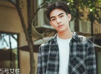 男生夏天適合剪什么發型 2018男生流行發型短發