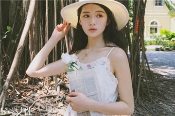 吊帶連衣裙怎么穿好看？夏季吊帶連衣裙搭配圖片