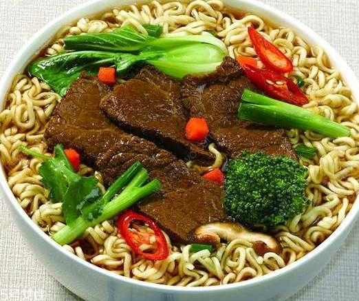 方便面加牛奶好吃嗎？牛奶方便面是黑暗料理嗎？