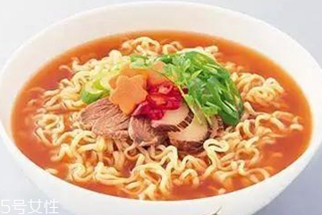 方便面沒泡熟可以吃嗎？半生不熟的泡面可以吃嗎？