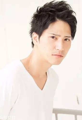 男生黑發發型怎么做洋氣 男生黑發發型2018最新潮圖片