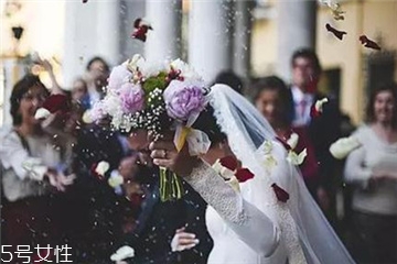 婚紗上面的機油怎么洗？婚紗沾上機油用什么洗？