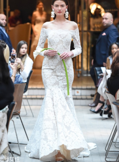 婚紗里面有胸墊嗎？婚紗是自帶胸墊嗎？
