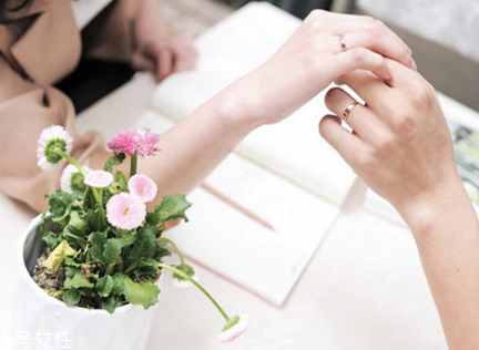 婚戒可以戴中指嗎？婚戒能戴在中指上嗎？