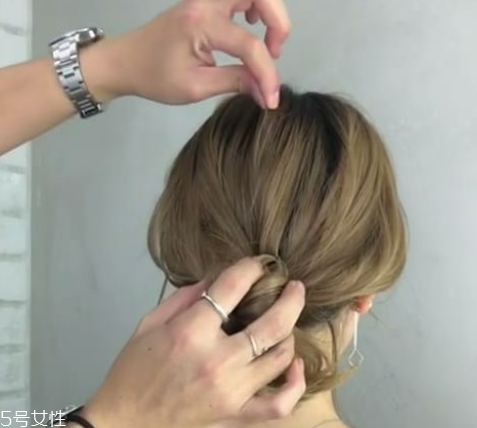 低發髻怎么盤發好看 洋氣不老氣的低發髻盤發