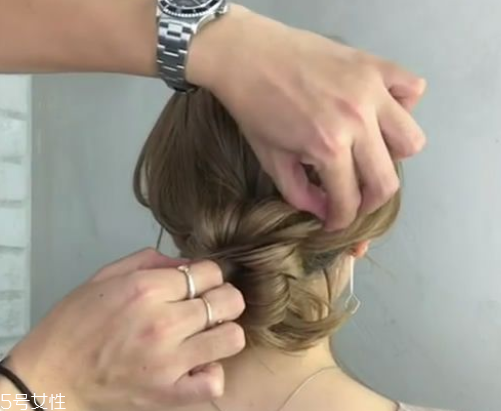低發髻怎么盤發好看 洋氣不老氣的低發髻盤發