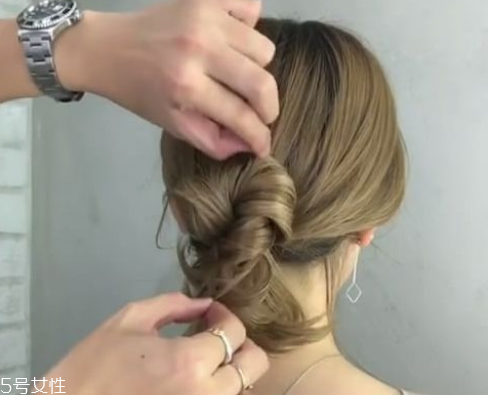 低發髻怎么盤發好看 洋氣不老氣的低發髻盤發