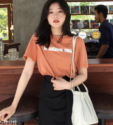 女生穿什么短袖好看？女生適合穿什么短袖？