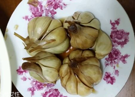 腌蒜變綠可以吃嗎？腌制的大蒜綠了能吃嗎？