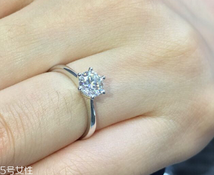 鉆戒是訂婚買(mǎi)還是結(jié)婚買(mǎi)？鉆戒訂婚就要買(mǎi)嗎？