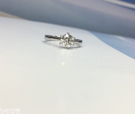 鉆戒是訂婚買(mǎi)還是結(jié)婚買(mǎi)？鉆戒訂婚就要買(mǎi)嗎？