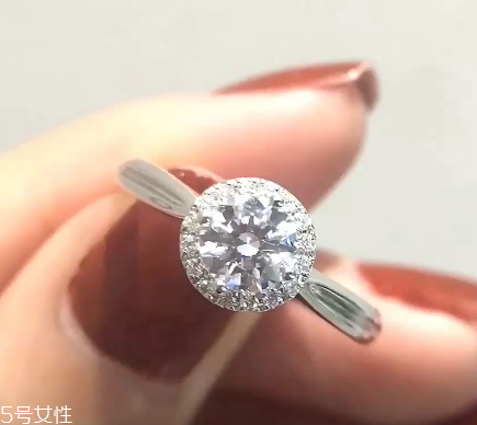 鉆戒是定制還是成品好？鉆戒買定制的還是買成品？