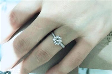 鉆戒是定制還是成品好？鉆戒買定制的還是買成品？
