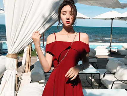 夏天穿什么顏色連衣裙好？夏天適合什么顏色連衣裙？